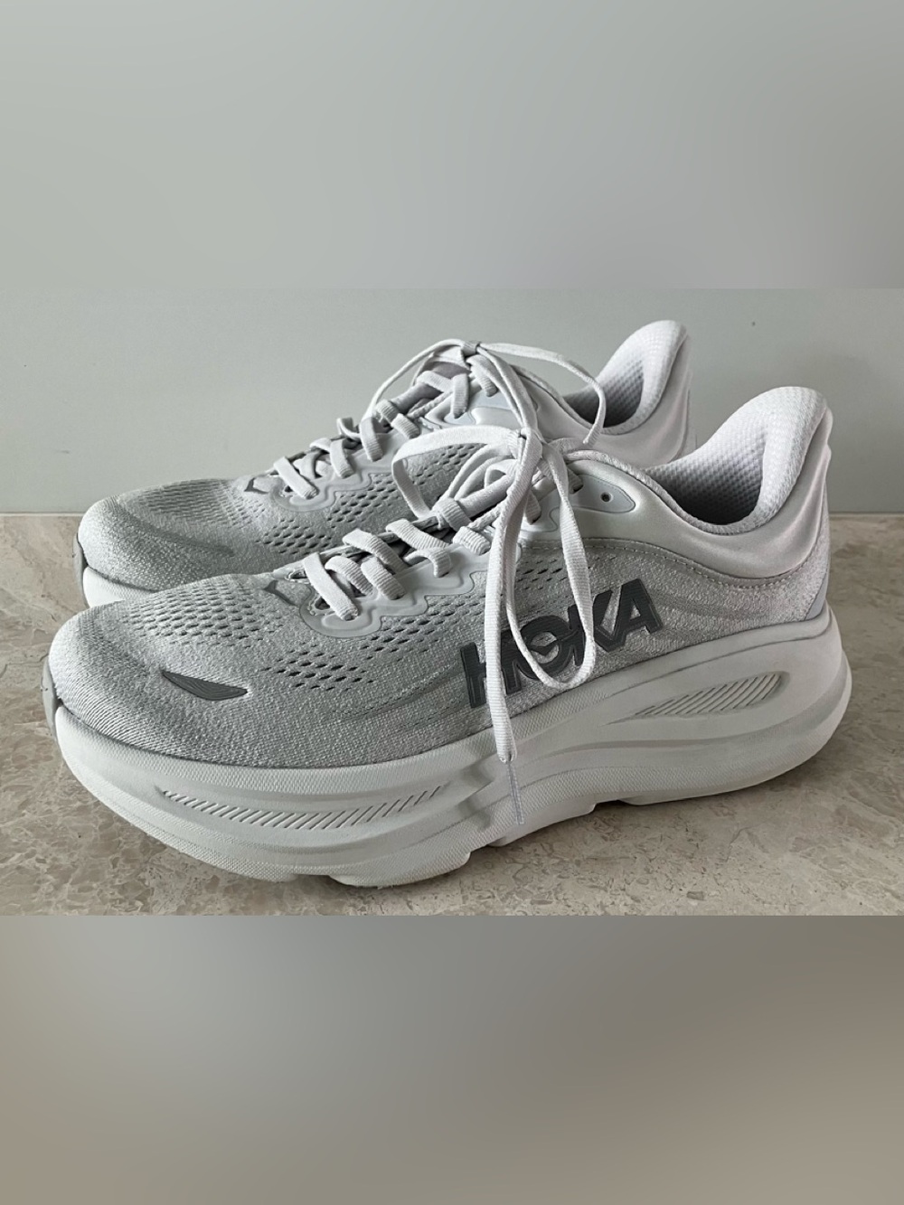 HOKA ONE ONE BIONDI 9 SZ 8.5 2E
SILVER/STARDUST